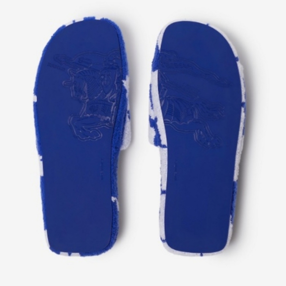 Burberry Blue/White Knight IP Pattern Fabric Slippers on Rubber Sole - Picture 3 of 9